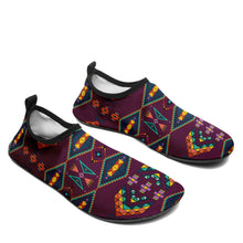 Load image into Gallery viewer, Travois Tipi Berry Sockamoccs
